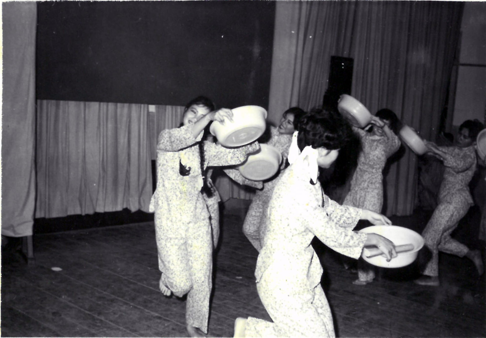 145.53年5月xx日 本校女生舞編隊參加全縣民族舞蹈比賽榮獲冠軍